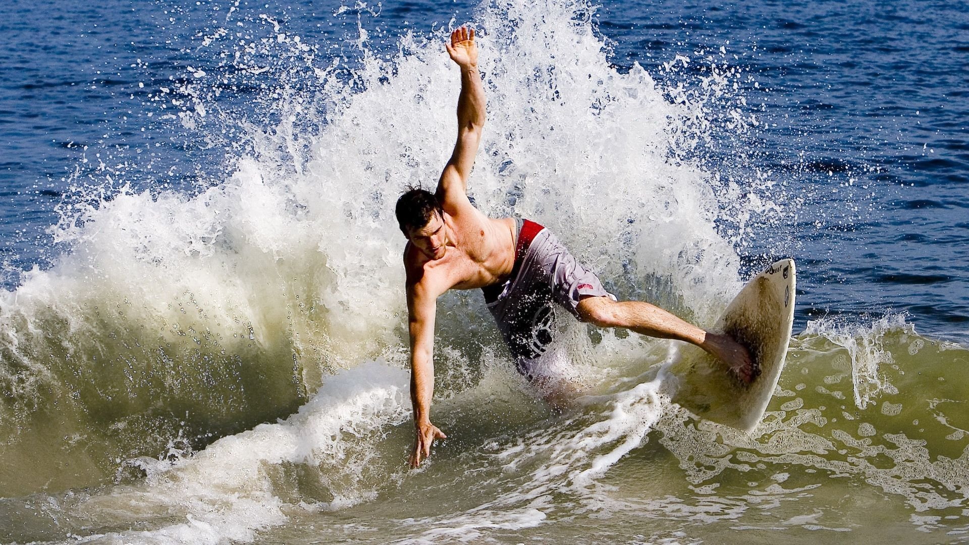 世界杯预选赛最新形势：巴塞罗那高居榜首，休斯顿火箭强势追赶，冠军归属成迷